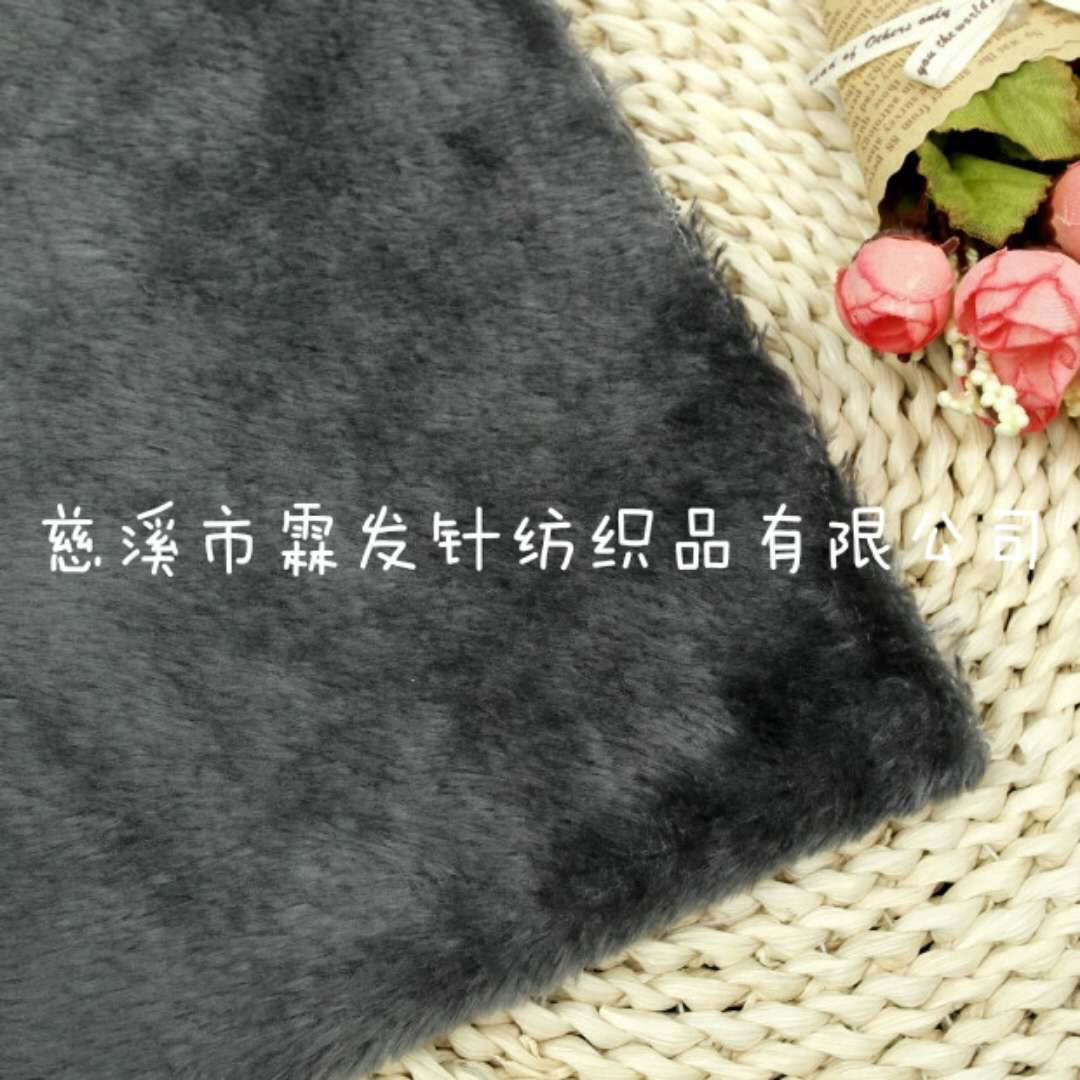 針織毛絨面料的多樣面貌 從長毛絨到色紗小毛皮的工藝與時尚之美